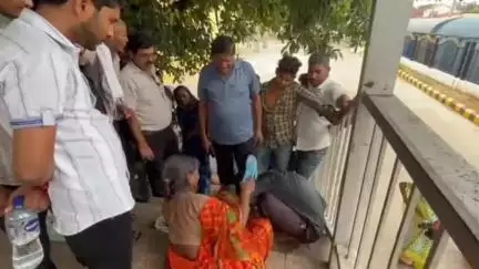 शिकोहाबाद: शिकोहाबाद स्टेशन पर महिला का थैला लेकर भागा चोर, नहर में कूदकर बचने की कोशिश, लोगों ने पकड़कर जीआरपी को सौंपा