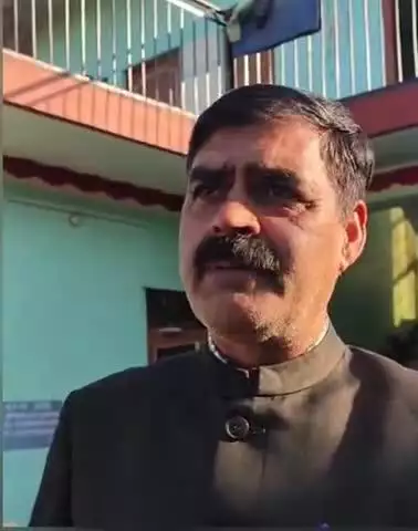 बिलासपुर सदर: पूर्व विधायक बंबर ठाकुर ने नोग के लोगों से मकान में आए दरारों को लेकर की मुलाकात