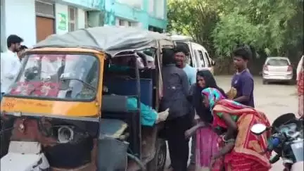 कटिहार: बिंदावरी आदिवासी टोला में करंट लगने से दो बहनों की मौत, शव पोस्टमार्टम के लिए सदर अस्पताल भेजा गया