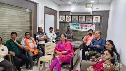 भंडारा: भंडारा येथील भाजप जनसंपर्क कार्यालयात मन की बात कार्यक्रमाचे थेट प्रक्षेपण ; माजी खासदार सुनील मेंढे यांची उपस्थिती