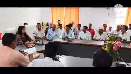 पथरगामा: पथरगामा प्रखंड सह अंचल सभागार में सीओ पथरगामा ने ग्राम प्रधानों के साथ बैठक कर दिशा-निर्देश दिए