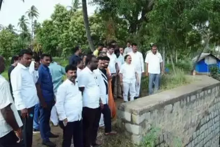 ಚಳ್ಳಕೆರೆ: ತಾಲ್ಲೂಕಿನ ಲಕ್ಕವ್ವನಹಳ್ಳಿ ಡ್ಯಾಂ ಬಳಿ ಉದ್ಯಾನವನ ನಿರ್ಮಿಸುವ ಸ್ಥಳಕ್ಕೆ ಸಚಿವ ಡಿ.ಸುಧಕಾರ್ ಭೇಟಿ ಪರಿಶೀಲನೆ