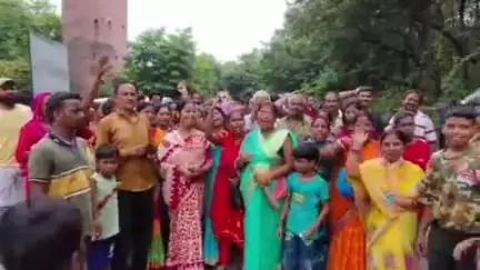 बेरमो: जरीडीह बाजार में बिजली व पानी की समस्या को लेकर स्थानीय लोगों ने प्रबंधन के खिलाफ किया प्रदर्शन