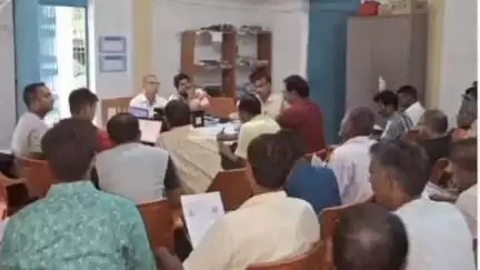 बथनाहा: बथनाहा में मतदाता सूची के पुनरीक्षण को लेकर BLO सुपरवाइजर के साथ प्रशिक्षण समीक्षा बैठक आयोजित