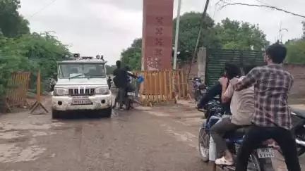 भांडेर: दतिया में भारी बारिश से भांडेर की पहूज नदी में उफान, पुलिस ने वेरीगेट लगाकर रोका आवागमन