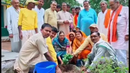 अतर्रा: ग्राम बसरेही में श्यामा प्रसाद मुखर्जी शहादत दिवस पर 'मन की बात' कार्यक्रम का आयोजन, विधायक ने किया वृक्षारोपण