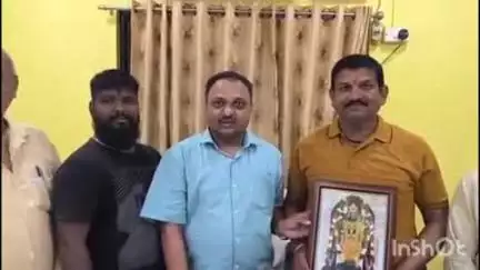 पारोळा: स्वर्ग रथ  समितीच्या वतीने इश्वर ठाकुर यांच्या सन्मान