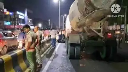 फिरोज़ाबाद: सीएल जैन कॉलेज के पास हाइवे पर रॉग साइड से आ रहे ट्रक ने बाइक सवार दो लोगों को 100 मीटर तक घसीटा