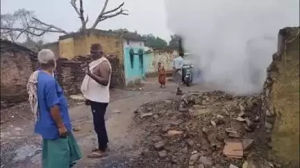 बाघमारा/कतरास: बांस जोड़ा बना गोफ़ से जहरीली गैस निकलने से ग्रामीण दहशत में