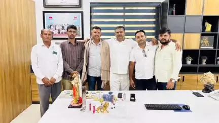 વંથળી: ડેરવાણ ગ્રામ પંચાયતના નવનિયુક્ત સરપંચે ખોખરડા સાવજ ડેરી ખાતે શુભેરછા મુલાકાત કરી,ચેરમેને સાલ ઓઢાડી સન્માન કર્યું