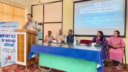ಕಾರವಾರ: ನಗರದ ಸಂಚಾರ ಪೊಲೀಸ್ ಠಾಣೆಯಲ್ಲಿ ಡಿವೈಎಸ್ಪಿ ನೇತೃತ್ವದಲ್ಲಿ ಆಟೋ ಚಾಲಕರೊಂದಿಗೆ ಸಭೆ