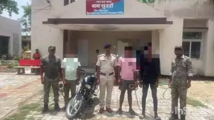 ओबरा: चोरी की बाइक के साथ खुदवा पुलिस ने तीन अभियुक्तों को अलग-अलग जगहों से किया गिरफ्तार