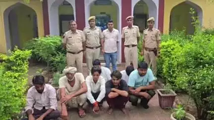 विराट नगर थाना पुलिस की टीम ने कार्रवाई करते हुए जुआ खेलते चार लोगों को किया गिरफ्तार