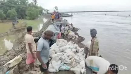 বাসন্তী: ভারী বর্ষায় সুন্দরবনের কুমিরমারী নদী বাঁধে ভাঙ্গন,আতঙ্কে গ্রামবাসী, গদখালী থেকে প্রতিক্রিয়া দেয় জেলা বিজেপি নেতা