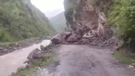 धारचूला: लिपूलेख सड़क भारी भूस्खलन के कारण एक बार फिर बंद हुई