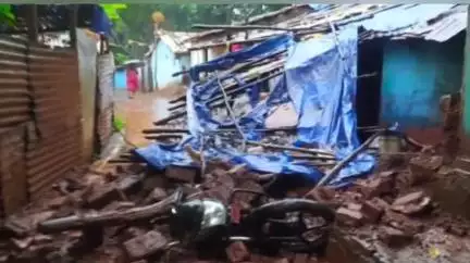 चाईबासा: लगातार तेज बारिश से गिरी दीवार, बाइक हुई क्षतिग्रस्त