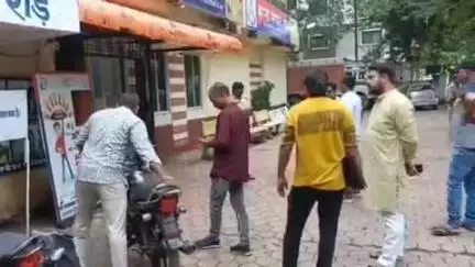 खंडवा: खंडवा के नागचून में मुस्लिम युवक के साथ हिंदू युवती को पकड़कर हिंदू संगठन के कार्यकर्ताओं ने मोघट पुलिस के हवाले किया