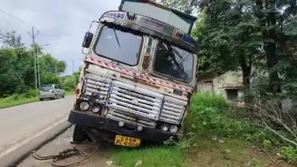 ନୂଆପଡା: ଖଡ଼ିଆଳ ମିଶନ ନିକଟରେ ମାଲ ବୋଝେଇ ଟ୍ରକ ଦୁର୍ଘଟଣାଗ୍ରସ୍ତ, ଅଳ୍ପକେ ବର୍ତ୍ତିଲେ ଡ୍ରାଇଭର