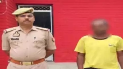 सोरांव: काशीपुर के पास अभियुक्त को गिरफ्तार कर 10 लीटर अवैध देशी शराब किया गया बरामद