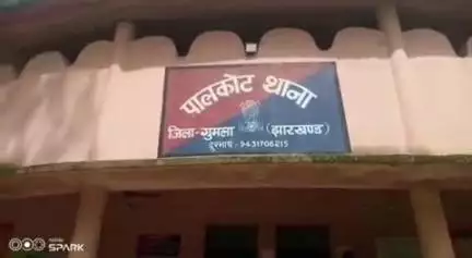 पालकोट: पालकोट पुलिस ने दो फरार आरोपियों के घर पर इस्तेहार चिपकाए