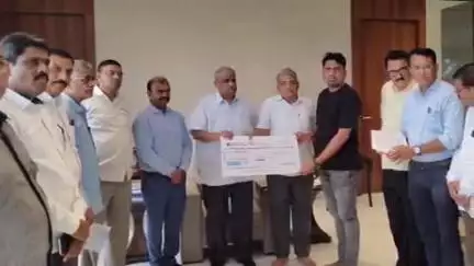 शिरपूर: तालुक्यातील मयत शेतकऱ्यांच्या वारसांना आमदार पटेल यांच्या हस्ते आमदारांच्या निवासस्थानी २ लाख रुपये मदतीचा धनादेश वितरण