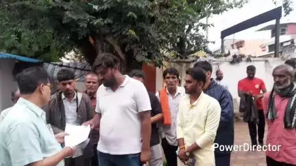 परसिया: पारासिया: बरारिया में अतिक्रमण का मुद्दा मारपीट में बदला, मामला दर्ज, ग्रामीणों ने सरपंच के खिलाफ एसडीएम को सौंपा ज्ञापन