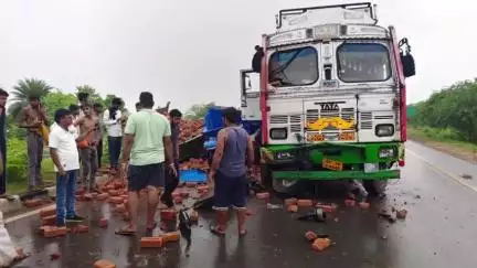 एटा: गांव भदवास के समीप ईटों से लदे ट्रैक्टर को ट्रक ने पीछे से मारी टक्कर, ट्रैक्टर सवार 2 युवक हुए घायल