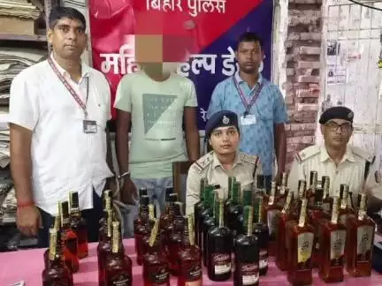 गया टाउन सीडी ब्लॉक: जंक्शन पर आरपीएफ और जीआरपी टीम ने नवादा के युवक को 27.750 लीटर विदेशी शराब के साथ किया गिरफ्तार