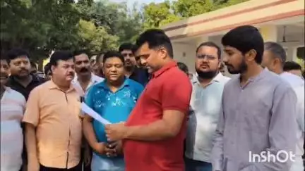 बिसौली: बिसौली नगर के दवाई बीज व्यापारियों ने यूपी सरकार पर उत्पीड़न का लगाया आरोप, तहसीलदार को सौंपा ज्ञापन