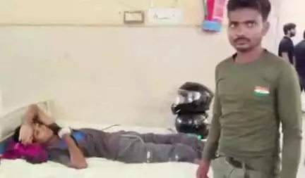 फतेहपुर: गाजीपुर के गम्भरी के समीप खेत में काम कर रहे किशोर को जहरीले सर्प ने काटा, किशोर को अस्पताल में कराया गया भर्ती
