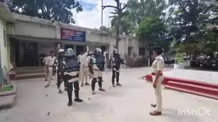 नौहट्टा: नवहट्टा थाना परिसर में पुलिसकर्मियों ने आपातकालीन स्थितियों से निपटने के लिए किया पूर्वाभ्यास