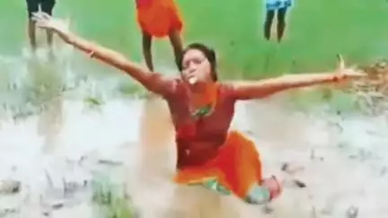 डुमरी: भरखर ग्राम में विवाहित महिला की खेत में अजीबोग़रीब हरकतें, लोगों में कौतूहल