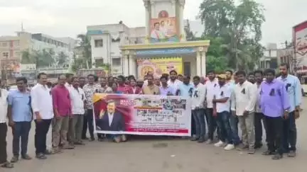 మీడియాపై దాడిని ఖండిస్తూ అమలాపురం లో జర్నలిస్టుల నిరసన, డీఎస్పీ కి వినతిపత్రం అందజేత