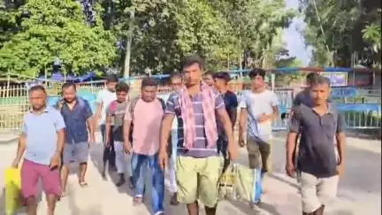 মেখলিগঞ্জ: চ্যাংড়াবান্ধা স্থলবন্দর দিয়ে ভারতে ফিরলো বাংলাদেশে আটকে থাকা পণ্যবাহী ট্রাকের ১১জন চালক