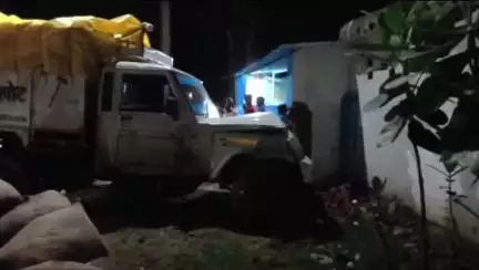 नौरोजाबाद: वार्ड नंबर 5 में अनियंत्रित पिकअप गाय को घसीटते हुए मकान में घुसी, पिता-पुत्री बाल-बाल बचे