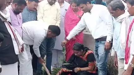 बिछुआ: ग्राम हथौड़ा में कार्यकर्ताओं ने टेलीविजन पर प्रधानमंत्री नरेंद्र मोदी की 'मन की बात' सुनी