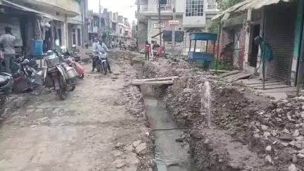 बबेरू: कस्बे के पुरानी तहसील रोड की दुर्दशा जल जीवन मिशन के द्वारा चढ़ाई गई भेंट,आवागमन करने मे हो रही भारी दिक्कत #Jansamsya