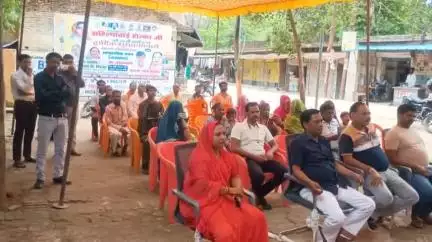 माधौगढ़: रामपुरा नगर अध्यक्ष ने मन की बात का सीधा प्रसारण लोगों को दिखाया, महिलाओं के साथ नगर में पौधा रोपण करवाए