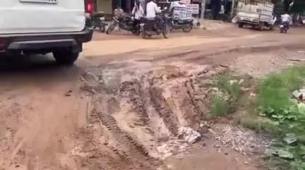 जिले का बीरभाठा-मालखरौदा मार्ग जर्जर, स्थानीय लोग जल्द से जल्द सड़क की मरम्मत की मांग कर रहे #jansamasya