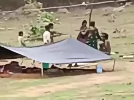 बड़ागांव धसान: बड़ागांव में खानाबदोशों के बीच विवाद, जमकर चले लाठी-डंडे, वीडियो वायरल