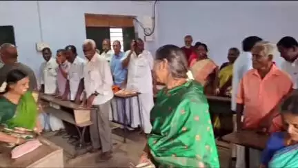 முசிறி: முசிறி அருகே காட்டுப்புத்தூரில் 49 ஆண்டுக்கு முன் பயின்ற வகுப்பறையில் அமர்ந்து முன்னாள் மாணவர்களுக்கு  ஆசிரியர் பாடம் நடத்தி நெகிழ்ச்சி சம்பவம்