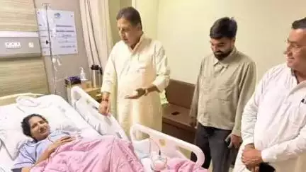 श्रीगंगानगर सांसद कुलदीप इंदौरा ने संगरिया विधायक की माता के अस्वस्थ होने पर उनका हाल जाना