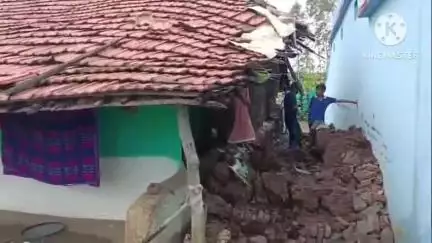 अमरवाड़ा: पिपरिया भारती में तेज बारिश से मकान की दीवार गिरी, पीड़ित परिवार ने प्रधानमंत्री आवास योजना की मांग की