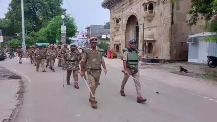 चरखारी: मोहर्रम पर्व को लेकर दंगा नियंत्रण स्कीम के तहत क्षेत्राधिकारी ने पुलिस बल के साथ चरखारी कस्बे में किया फ्लैग मार्च