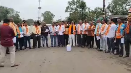 धरणगाव: छत्रपती शिवाजी महाराज स्मारक चौकात हिंदी भाषा सक्तीव्या विरोधात शिवसेना ठाकरे पक्षाचे आंदोलन
