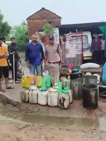 खरगापुर: पथरगुवा गांव में आबकारी टीम की कार्रवाई, 250 लीटर हाथ भट्टी मदिरा और 1215 किलोग्राम महुआ लहान जब्त