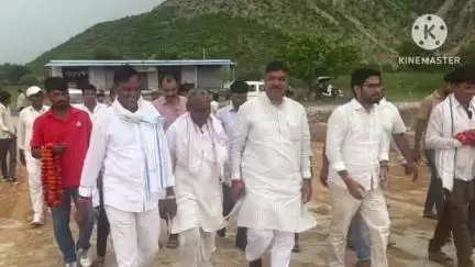 दौसा: दौसा विधायक डीसी बैरवा ने थानागाजी में राजस्थान विधानसभा में नेता प्रतिपक्ष टीकाराम जूली से की मुलाकात
