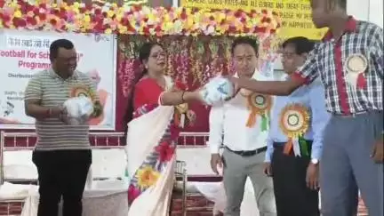 হলদিয়া: প্রধানমন্ত্রী ফুটবল ফর স্কুল(F4S)প্রোগ্রাম পূর্ব মেদিনীপুর জেলায় ৬০টি স্কুলকে তুলে দেওয়া হলো ফুটবল উপস্থিত কাঁথির সাংসদ