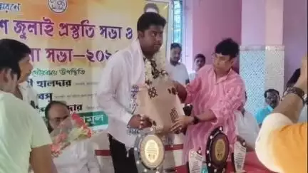 আউশগ্রাম ১: ২১শে জুলাইয়ের প্রস্তুতি সভা অনুষ্ঠিত হল গুসকরায়, বিজেপির সিট তলানিতে যাবে বললেন জেলা যুব তৃণমূলের সভাপতি
