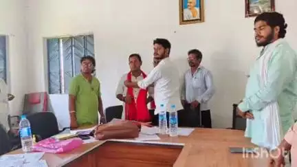 पोड़ैयाहाट: ग्रामीण चिकित्सक एसोसिएशन ने सिदबांक स्थित महड़ी नाथ धाम में बैठक कर सरकार से अपना हक मांगा
